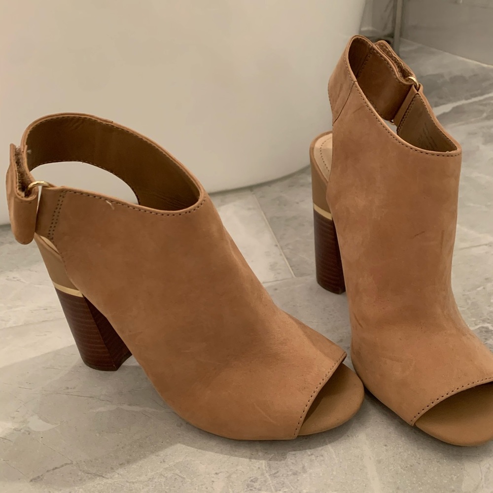 👢🔥 Aldo Beige Suede Peep toe bootie 7.5